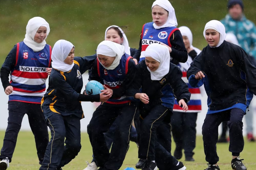 Ratusan Siswi Sekolah Islam Belajar Aturan Sepak Bola Australia