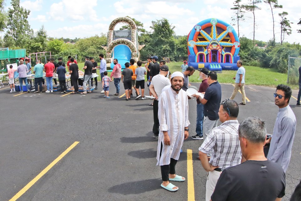 Masjid Ontario Undang Warga untuk Pesta Barbeque