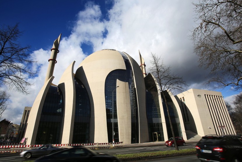 Muslim Menunggu Adzan Pertama di Cologne Jerman