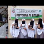 Pesantren Al-Bayan Islamic School Makassar Terima Manfaat Wakaf Buku PKH