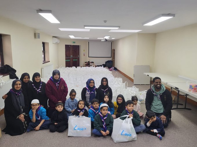 Masjid Birmingham Bagikan 300 Paket Sembako untuk Kaum Rentan