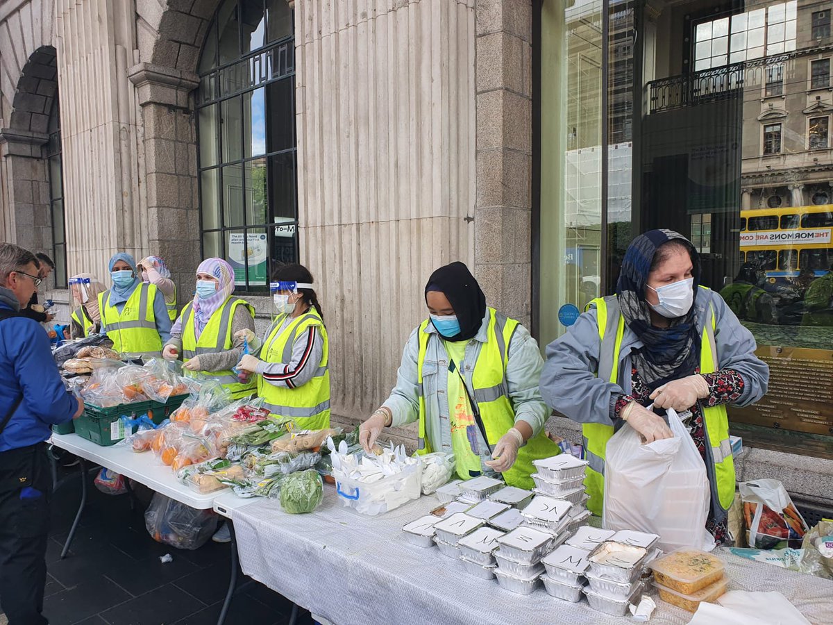 Kelompok Wanita Muslim Irlandia Bagikan 500 Makanan Panas di Malam Tahun Baru