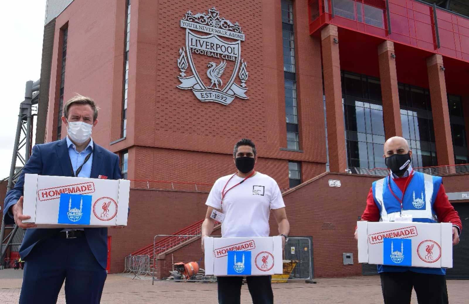 Islamic Relief dan Masjid Liverpool Distribusikan 500 Paket Makanan Gratis