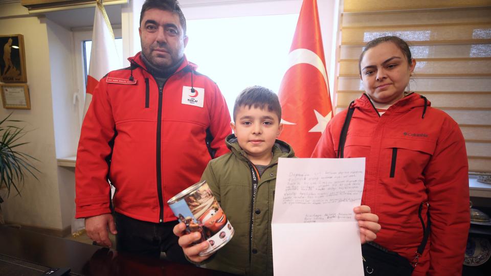 Bocah 9 Tahun Turki Sumbangkan Uang Korban Gempa ke Bulan Sabit Merah